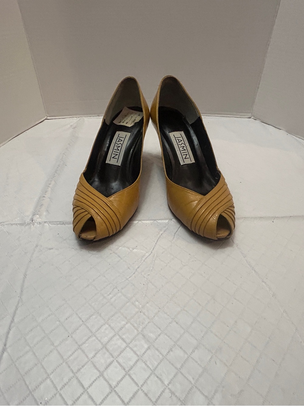 Jasmine Mustard Leather‎ Pointed Toe Pumps Cushioned Insole Size 8.5 B